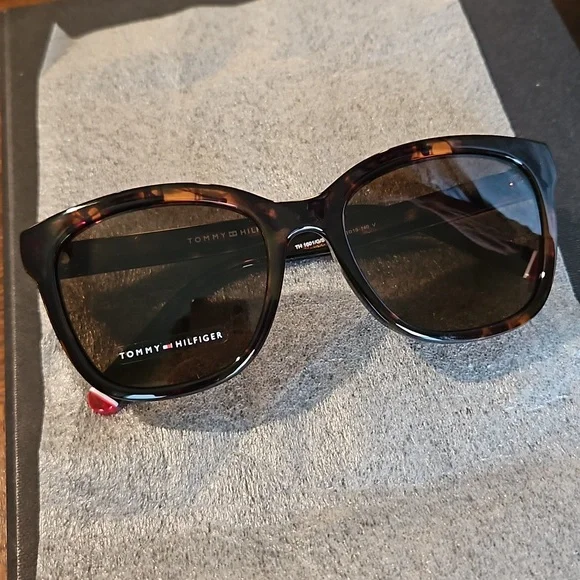 Tommy Hilfiger | Accessories | Tommy Hilfiger Nwot Tortoise  display picture 1